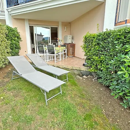 Les Pins Bleus A8 דירה