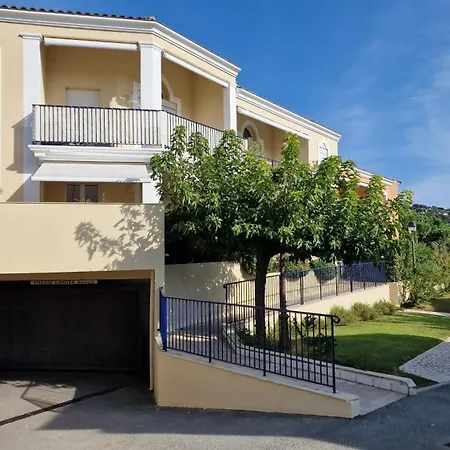 Les Pins Bleus A8 דירה