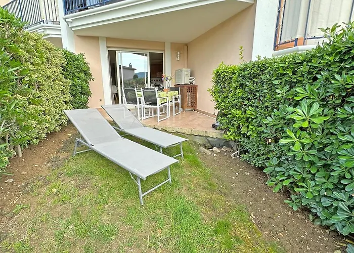 Les Pins Bleus A8 דירה