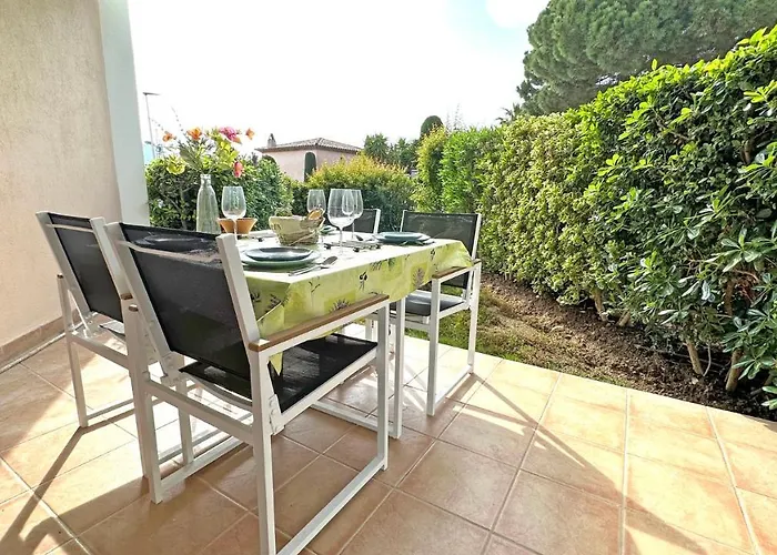 Les Pins Bleus A8 * סן-מקסים