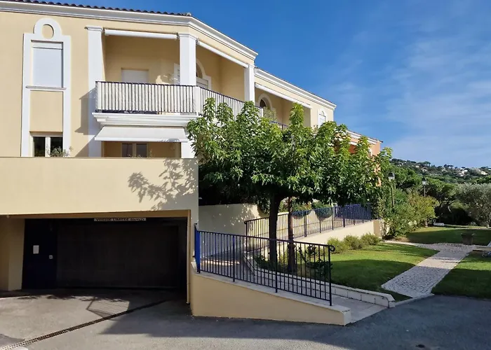 Les Pins Bleus A8 דירה